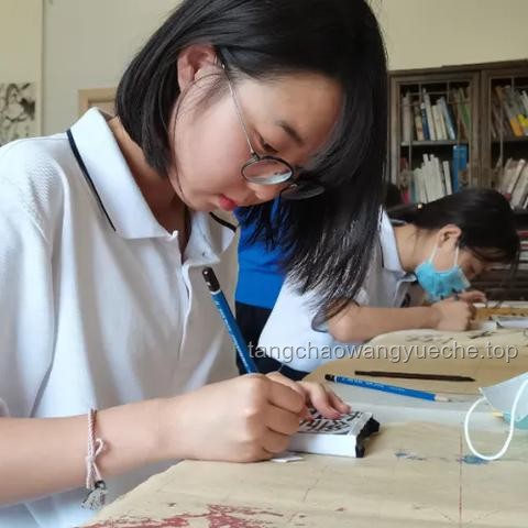 班里来了一位美术老师！：传统教学方式与艺术教育创新的对比分析