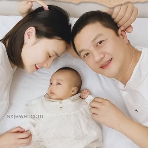 李亚鹏不拍戏还债原因，妻子海哈金喜回应