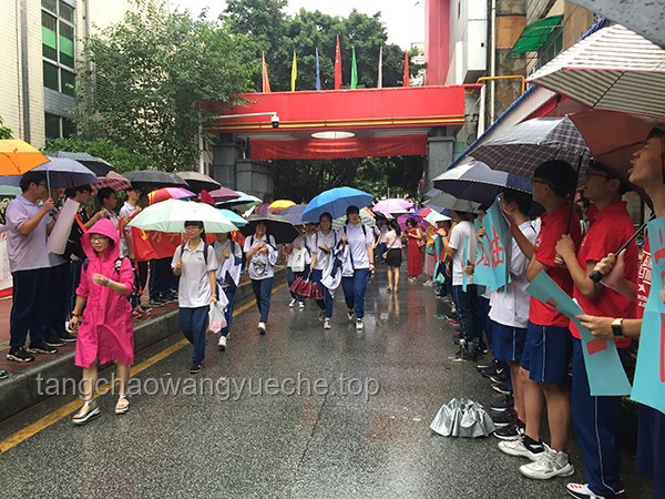 老师穿红旗袍送考VS常规送考方式
