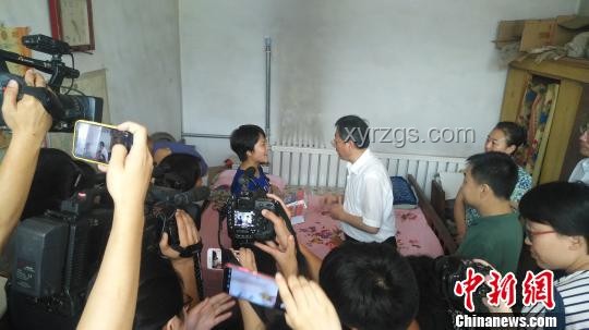 高考结束，挑行李回家的她婉拒了资助