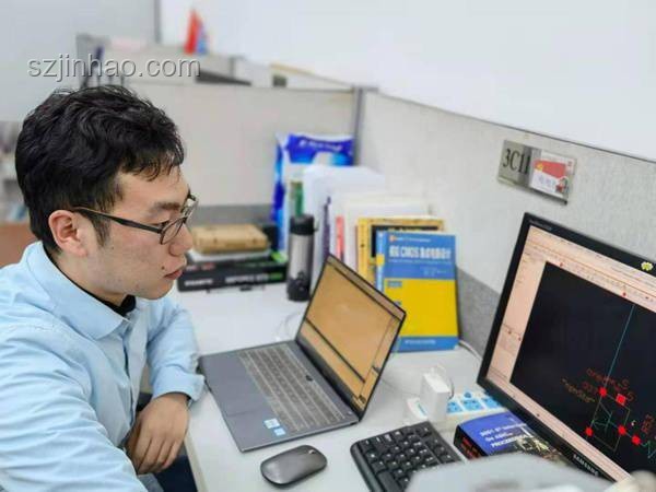 58岁柜员放大镜办公引热议，银行业未来人力布局展望