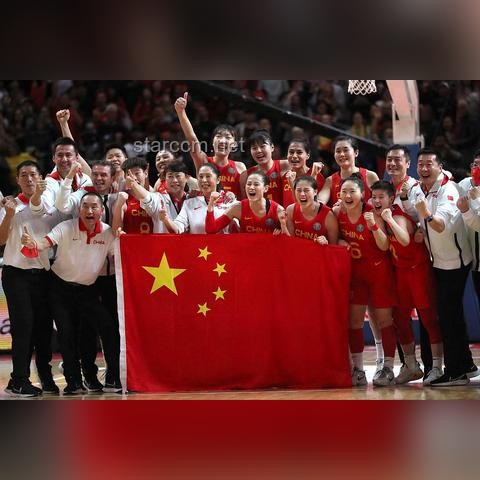 白岩松祝福背后的教育精神与青年担当