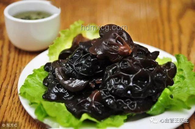 68岁阿姨吃隔夜白木耳中毒深度分析：米酵菌酸的隐忧